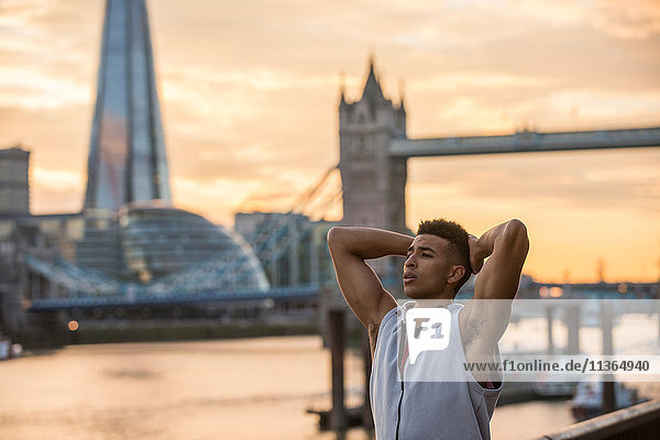 Mann am Flussufer  Tower Bridge und The Shard im Hintergrund  Wapping  London  UK