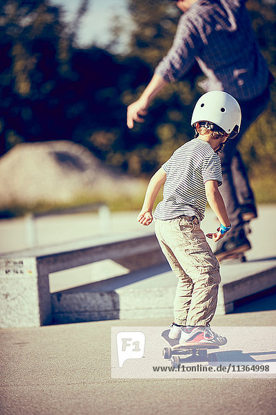 Jungen skateboarden im Park