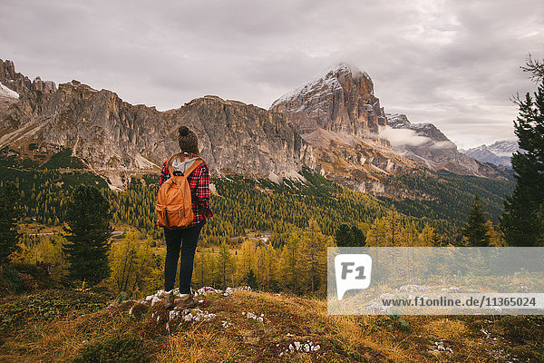 Landschaftsgenuss für Wanderer  Lagazuoi  Dolomiten  Südtirol  Italien