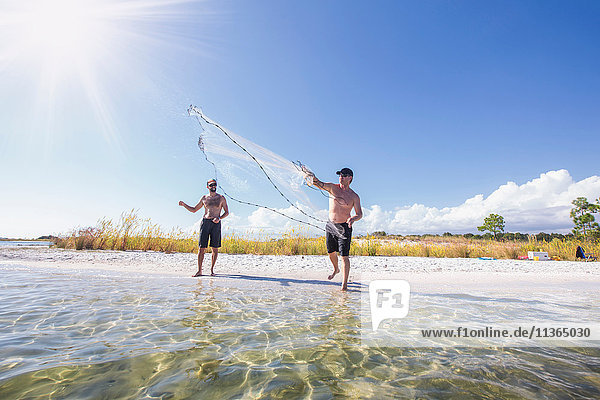 Mann demonstriert  wie man ein Netz für Fischköder auswirft   Fort Walton Beach  Florida  USA