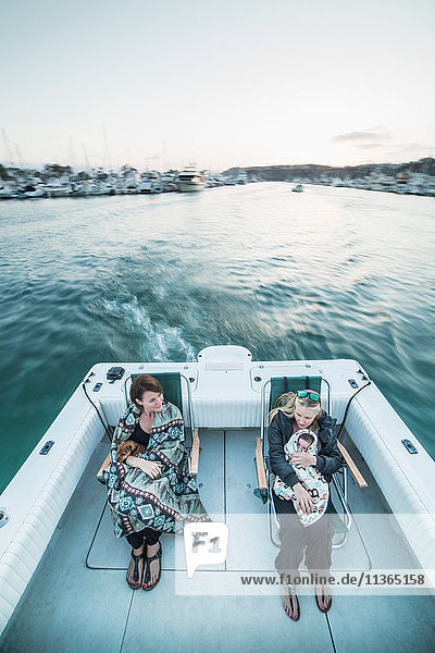 Frauen mit Hund und Babymädchen in Decken gehüllt auf einem Boot  Dana Point  Kalifornien  USA