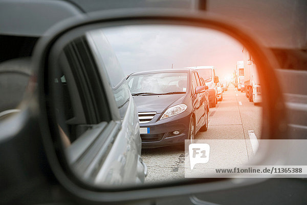 Tragflächenspiegelansicht von Verkehrsreihen auf der Autobahn