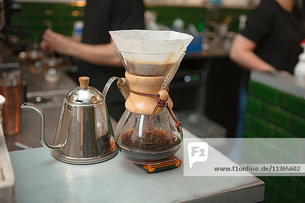 Filterkaffeezubereitung an der Kaffeetheke