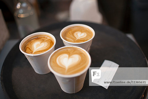 Drei Mitnehmen Tasse Kaffee mit herzförmigen Spitzen