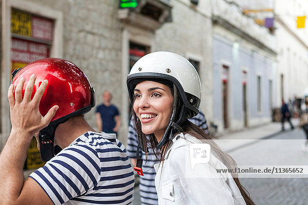 Junges Paar fährt mit dem Moped durchs Dorf  Split  Dalmatien  Kroatien