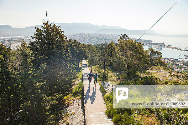 Junger Mann und Frau laufen im Park  Split  Dalmatien  Kroatien