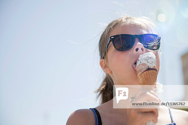 Junges Mädchen isst Eiscreme
