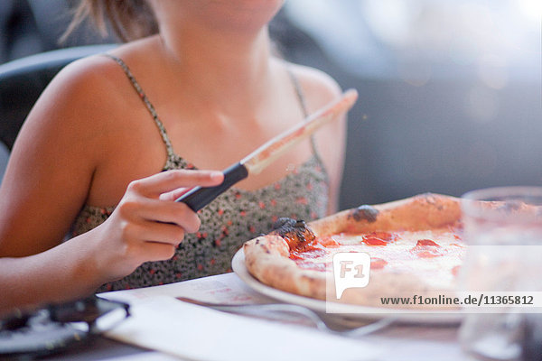 Mädchen isst Sauerteigpizza