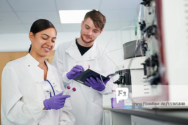 Wissenschaftler im Labor mit wissenschaftlicher Ausrüstung