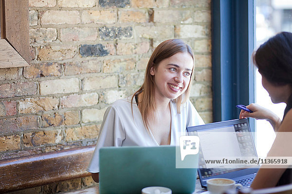 Geschäftsfrauen beim Treffen in der Kaffeebar  London