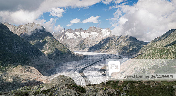 Landschaftsansicht der Berge und des Aletschgletschers  Kanton Wallis  Schweiz