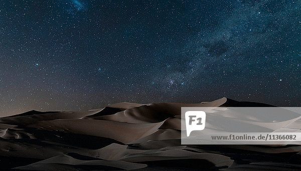 Blick auf Dünen unter sternenklarem Nachthimmel  Namib-Wüste  Namibia