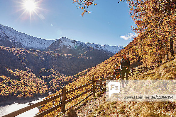 Mutter und Sohn wandern entlang des Weges  Schnalstal  Südtirol  Italien