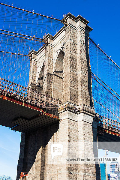 Detailaufnahme der Brooklyn Bridge und des blauen Himmels im Tiefwinkelbereich  New York  USA