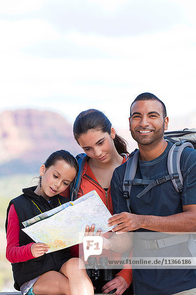 Mädchen und erwachsene Wanderer schauen auf die Karte,  Sedona,  Arizona,  USA