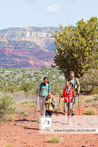 Ein erwachsenes Paar und zwei Töchter wandern in der Landschaft  Sedona  Arizona  USA