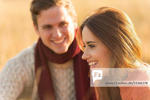 Junges Paar auf dem Feld  lächelnd