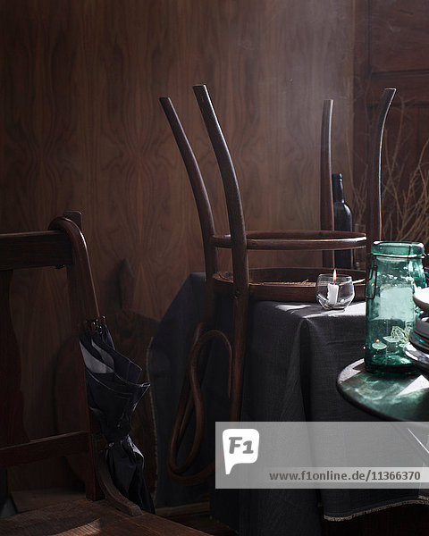 Stuhl kopfüber auf dem Tisch im Restaurant