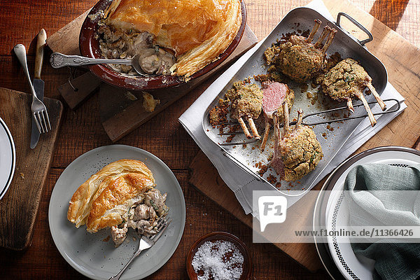 Bistrotisch mit Lammrosten in Kräuterkruste und rustikaler Hühnerpastete