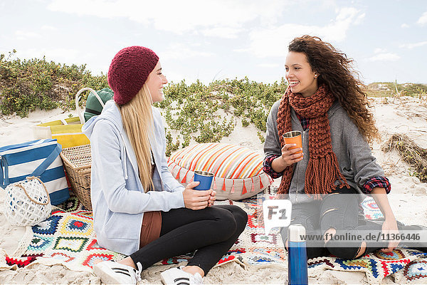 Zwei junge Frauen unterhalten sich beim Strandpicknick  Western Cape  Südafrika