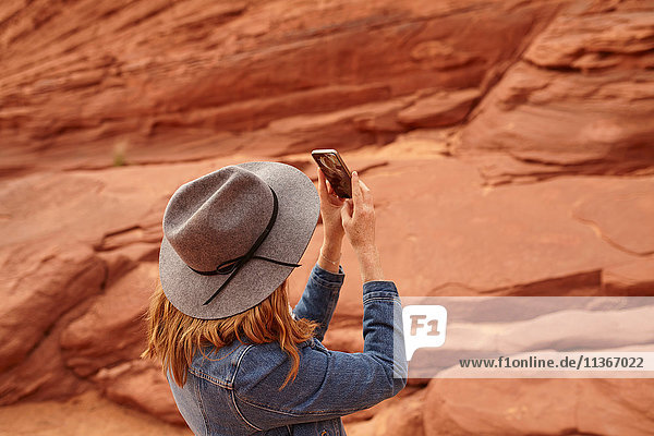 Frau beim Fotografieren mit einem Smartphone  Page  Arizona  USA