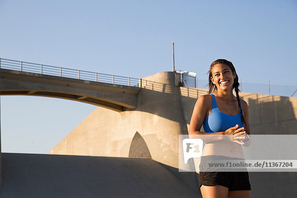 Porträt einer glücklichen Sportlerin  Van Nuys  Kalifornien  USA