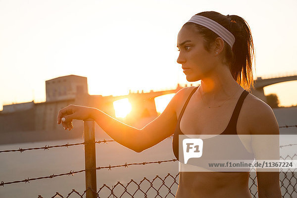 Athletin träumt bei Sonnenuntergang am Drahtzaun  Van Nuys  Kalifornien  USA
