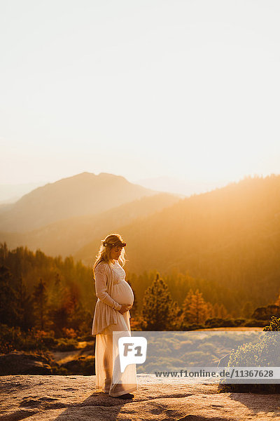 Schwangere Frau in Bergen mit Bauchberührung  Sequoia-Nationalpark  Kalifornien  USA