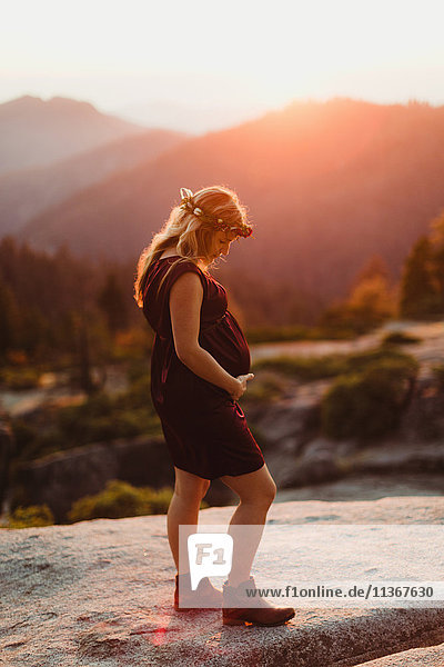 Schwangere Frau in Bergen mit Bauchberührung  Sequoia-Nationalpark  Kalifornien  USA