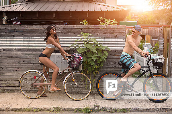 Junges Paar auf Fahrrädern  Rockaway Beach  New York State  USA