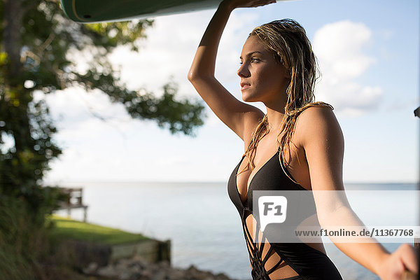 Porträt einer jungen Frau mit blonden Haaren im Badeanzug an der Küste  Santa Rosa Beach  Florida  USA