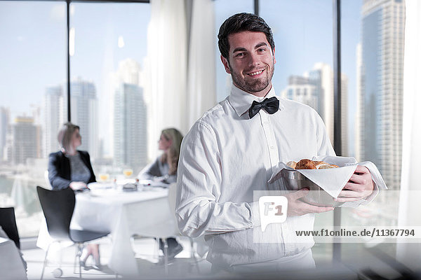 Porträt eines jungen männlichen Kellners im Hotelrestaurant