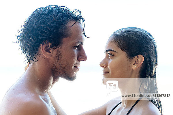 Junges Paar betrachtet sich gegenseitig am Strand  Taiba  Ceara  Brasilien