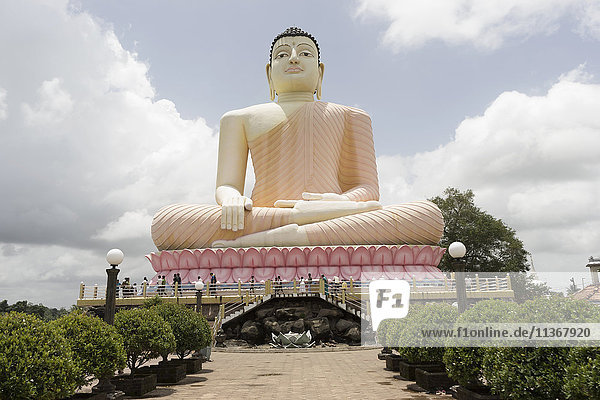 Die riesige Buddha-Statue im Kande Viharaya-Tempel,  Beruwala,  Sri Lanka