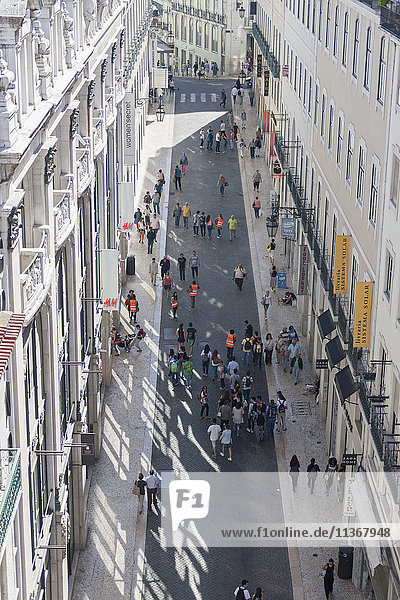 Gruppe von Menschen auf der Straße  Lissabon  Portugal