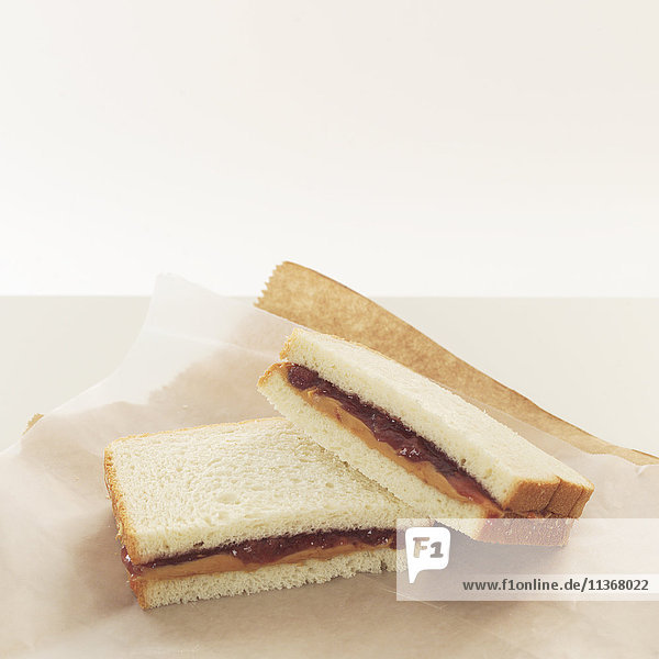 Erdnussbutter-Gelee-Sandwiches auf Geschenkpapier