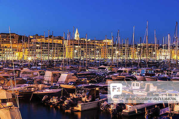 Frankreich  Provence-Alpes-Cote d'Azur  Marseille  Belebter Vieux Port - Alter Hafen in der Abenddämmerung