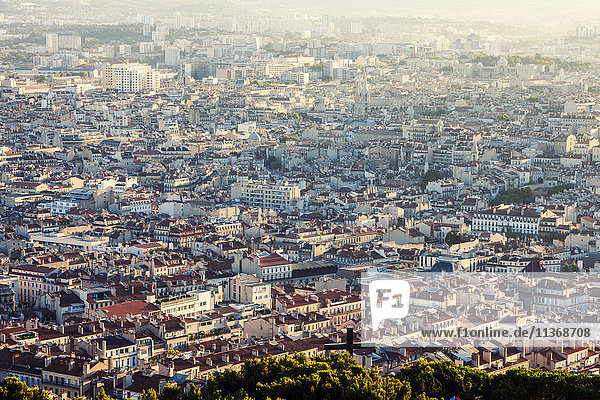 Frankreich  Provence-Alpes-Cote d'Azur  Marseille  Stadtbild an einem sonnigen Tag