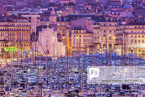 Frankreich  Provence-Alpes-Cote d'Azur  Marseille  Stadtbild mit Vieux port - Alter Hafen bei Sonnenuntergang