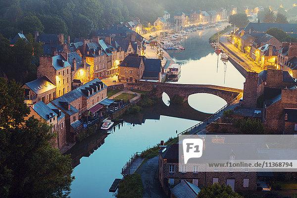 Frankreich  Bretagne  Dinan  Stadtbild mit Fluss in der Morgendämmerung