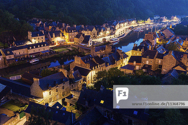 Frankreich  Bretagne  Dinan  Stadtbild mit Fluss in der Abenddämmerung