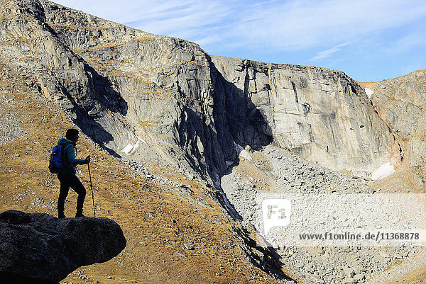 USA  Colorado  Silhouette eines Wanderers auf einem Felsvorsprung entlang des Chicago Lakes Trail in der Mount Evans Wilderness Area