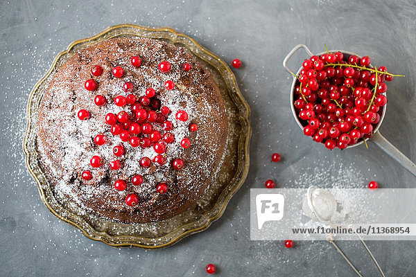 Cake with redcurrant fruits