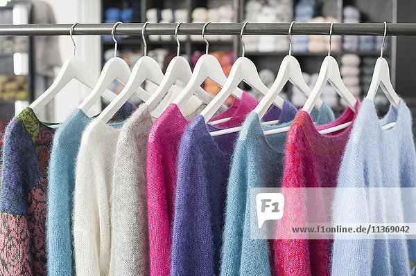 Handgefertigte Kleidung aus Wolle zu verkaufen im Kleiderladen