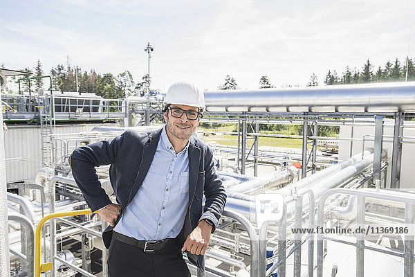 Porträt eines Ingenieurs vor einem geothermischen Kraftwerk