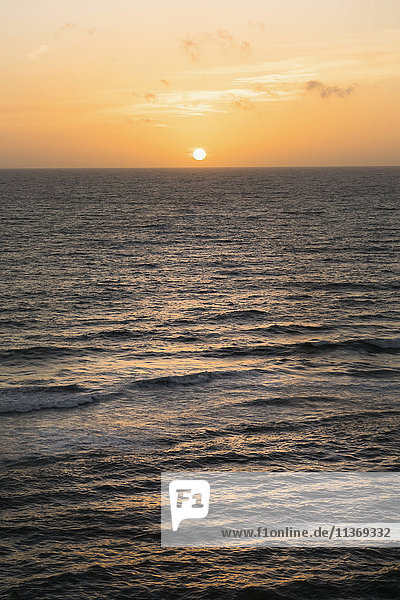 Blick auf den Sonnenuntergang über dem Meer  Westliche Provinz  Sri Lanka