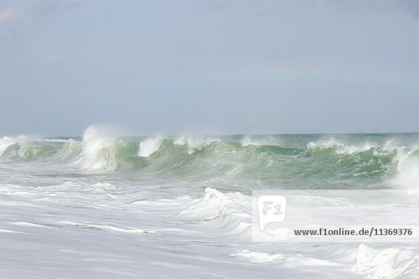 Wellen brechen im Meer  Tangalle  Südprovinz  Sri Lanka