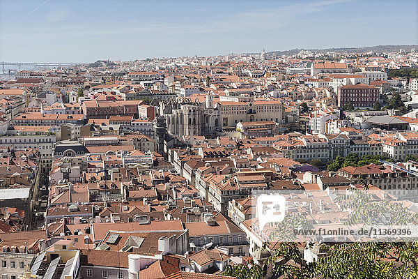Blick über die Dächer und das Carmo-Kloster von Lissabon  Portugal