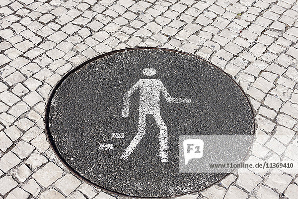 Fußgängerzeichen auf Abwasser  Lissabon  Portugal