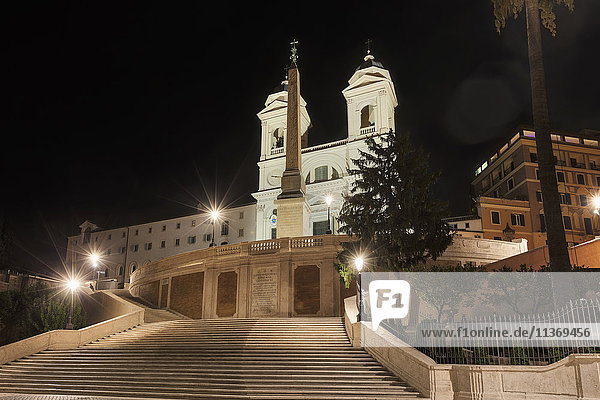 Spanische Treppe mit beleuchteter Kirche bei Nacht  Piazza di Spagna  Rom  Italien